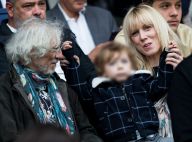 Louis Bertignac en famille au Parc des princes, avec Laetitia et leur petit Jack