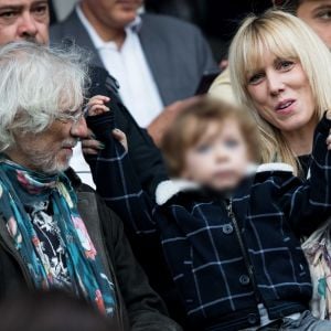 Louis Bertignac avec sa compagne Laetitia et leur fils Jack dans les tribunes lors du match de Ligue 1 "PSG - Angers (4-0)" au Parc des Princes à Paris, le 5 octobre 2019. © Cyril Moreau/Bestimage