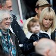 Louis Bertignac avec sa compagne Laetitia et leur fils Jack dans les tribunes lors du match de Ligue 1 "PSG - Angers (4-0)" au Parc des Princes à Paris, le 5 octobre 2019. © Cyril Moreau/Bestimage