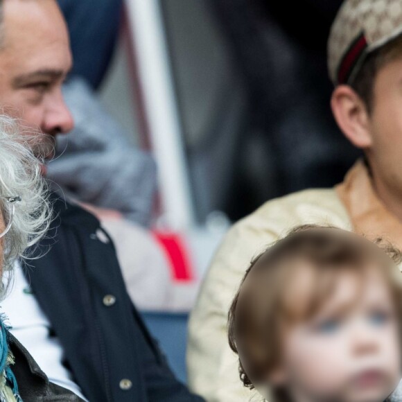 Louis Bertignac avec sa compagne Laetitia et leur fils Jack dans les tribunes lors du match de Ligue 1 "PSG - Angers (4-0)" au Parc des Princes à Paris, le 5 octobre 2019. © Cyril Moreau/Bestimage