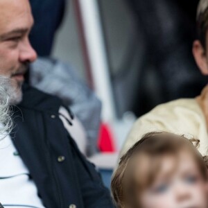 Louis Bertignac avec sa compagne Laetitia et leur fils Jack dans les tribunes lors du match de Ligue 1 "PSG - Angers (4-0)" au Parc des Princes à Paris, le 5 octobre 2019. © Cyril Moreau/Bestimage