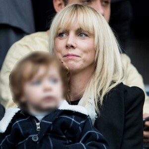 Louis Bertignac avec sa compagne Laetitia et leur fils Jack dans les tribunes lors du match de Ligue 1 "PSG - Angers (4-0)" au Parc des Princes à Paris, le 5 octobre 2019. © Cyril Moreau/Bestimage