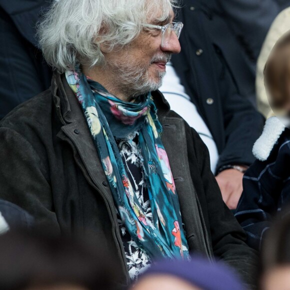 Louis Bertignac avec sa compagne Laetitia et leur fils Jack dans les tribunes lors du match de Ligue 1 "PSG - Angers (4-0)" au Parc des Princes à Paris, le 5 octobre 2019. © Cyril Moreau/Bestimage