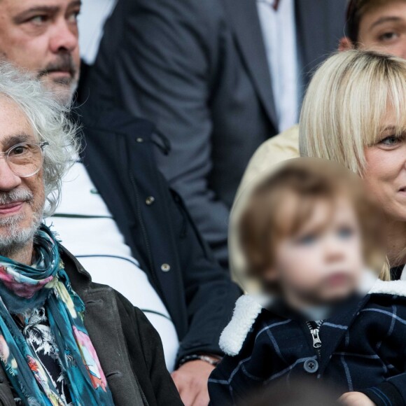 Louis Bertignac avec sa compagne Laetitia et leur fils Jack dans les tribunes lors du match de Ligue 1 "PSG - Angers (4-0)" au Parc des Princes à Paris, le 5 octobre 2019. © Cyril Moreau/Bestimage