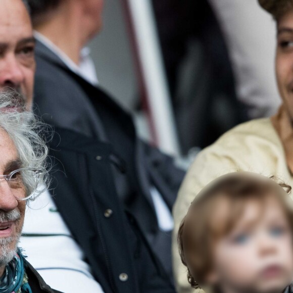 Louis Bertignac avec sa compagne Laetitia et leur fils Jack dans les tribunes lors du match de Ligue 1 "PSG - Angers (4-0)" au Parc des Princes à Paris, le 5 octobre 2019. © Cyril Moreau/Bestimage