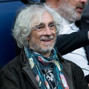 Louis Bertignac avec sa compagne Laetitia et leur fils Jack dans les tribunes lors du match de Ligue 1 "PSG - Angers (4-0)" au Parc des Princes à Paris, le 5 octobre 2019. © Cyril Moreau/Bestimage