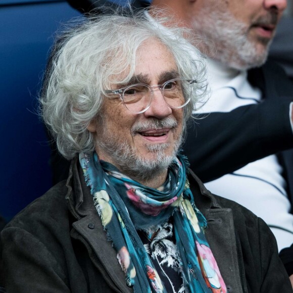Louis Bertignac avec sa compagne Laetitia et leur fils Jack dans les tribunes lors du match de Ligue 1 "PSG - Angers (4-0)" au Parc des Princes à Paris, le 5 octobre 2019. © Cyril Moreau/Bestimage
