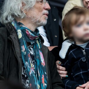 Louis Bertignac avec sa compagne Laetitia et leur fils Jack dans les tribunes lors du match de Ligue 1 "PSG - Angers (4-0)" au Parc des Princes à Paris, le 5 octobre 2019. © Cyril Moreau/Bestimage