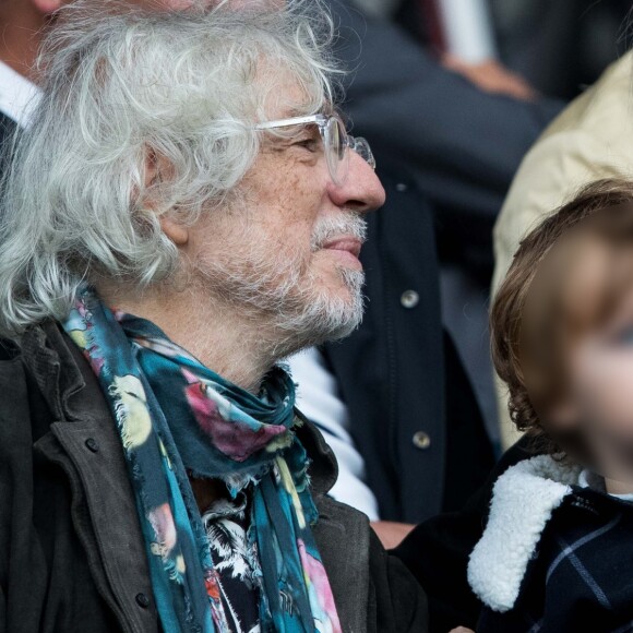 Louis Bertignac avec sa compagne Laetitia et leur fils Jack dans les tribunes lors du match de Ligue 1 "PSG - Angers (4-0)" au Parc des Princes à Paris, le 5 octobre 2019. © Cyril Moreau/Bestimage