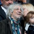 Louis Bertignac avec sa compagne Laetitia et leur fils Jack dans les tribunes lors du match de Ligue 1 "PSG - Angers (4-0)" au Parc des Princes à Paris, le 5 octobre 2019. © Cyril Moreau/Bestimage