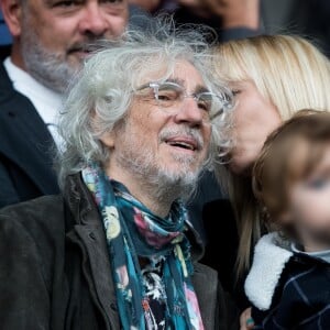 Louis Bertignac avec sa compagne Laetitia et leur fils Jack dans les tribunes lors du match de Ligue 1 "PSG - Angers (4-0)" au Parc des Princes à Paris, le 5 octobre 2019. © Cyril Moreau/Bestimage