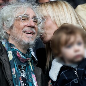 Louis Bertignac avec sa compagne Laetitia et leur fils Jack dans les tribunes lors du match de Ligue 1 "PSG - Angers (4-0)" au Parc des Princes à Paris, le 5 octobre 2019. © Cyril Moreau/Bestimage