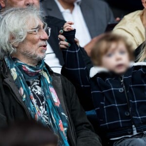 Louis Bertignac avec sa compagne Laetitia et leur fils Jack dans les tribunes lors du match de Ligue 1 "PSG - Angers (4-0)" au Parc des Princes à Paris, le 5 octobre 2019. © Cyril Moreau/Bestimage