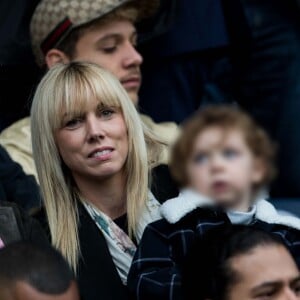 Louis Bertignac avec sa compagne Laetitia et leur fils Jack dans les tribunes lors du match de Ligue 1 "PSG - Angers (4-0)" au Parc des Princes à Paris, le 5 octobre 2019. © Cyril Moreau/Bestimage