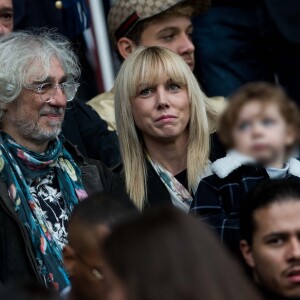 Louis Bertignac avec sa compagne Laetitia et leur fils Jack dans les tribunes lors du match de Ligue 1 "PSG - Angers (4-0)" au Parc des Princes à Paris, le 5 octobre 2019. © Cyril Moreau/Bestimage