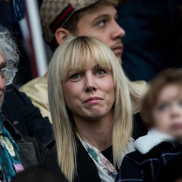 Louis Bertignac avec sa compagne Laetitia et leur fils Jack dans les tribunes lors du match de Ligue 1 "PSG - Angers (4-0)" au Parc des Princes à Paris, le 5 octobre 2019. © Cyril Moreau/Bestimage