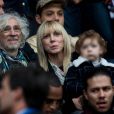 Louis Bertignac avec sa compagne Laetitia et leur fils Jack dans les tribunes lors du match de Ligue 1 "PSG - Angers (4-0)" au Parc des Princes à Paris, le 5 octobre 2019. © Cyril Moreau/Bestimage