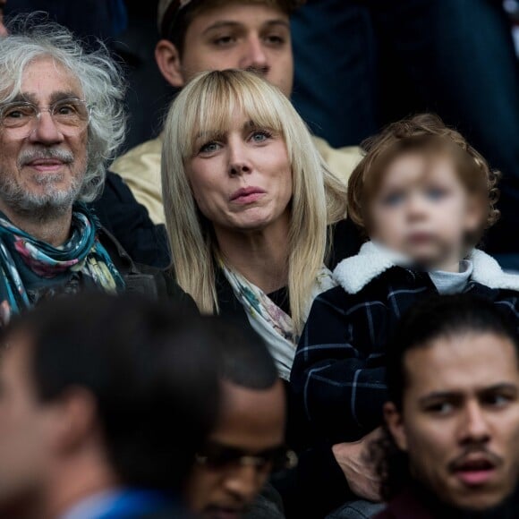 Louis Bertignac avec sa compagne Laetitia et leur fils Jack dans les tribunes lors du match de Ligue 1 "PSG - Angers (4-0)" au Parc des Princes à Paris, le 5 octobre 2019. © Cyril Moreau/Bestimage