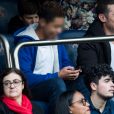 Kool Shen avec son fils Giani et sa compagne dans les tribunes lors du match de Ligue 1 "PSG - Angers (4-0)" au Parc des Princes à Paris, le 5 octobre 2019. © Cyril Moreau/Bestimage