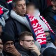Michel Cymès et son plus jeune fils dans les tribunes lors du match de Ligue 1 "PSG - Angers (4-0)" au Parc des Princes à Paris, le 5 octobre 2019. © Cyril Moreau/Bestimage