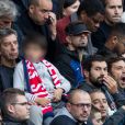 Michel Cymès et son plus jeune fils dans les tribunes lors du match de Ligue 1 "PSG - Angers (4-0)" au Parc des Princes à Paris, le 5 octobre 2019. © Cyril Moreau/Bestimage