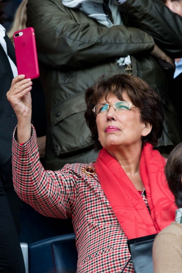 Roselyne Bachelot dans les tribunes lors du match de Ligue 1 "PSG - Angers (4-0)" au Parc des Princes à Paris, le 5 octobre 2019. © Cyril Moreau/Bestimage