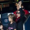 Wanda Nara Icardi et sa fille Francesca dans les tribunes lors du match de Ligue 1 "PSG - Angers (4-0)" au Parc des Princes à Paris, le 5 octobre 2019. © Cyril Moreau/Bestimage