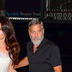 Exclusif - George et Amal Clooney fêtent leur cinquième anniversaire de mariage au restaurant "4 Charles Prime Rib" à New York, le 26 septembre 2019. Ils y ont dîné avec Cindy Crawford et Rande Gerber.