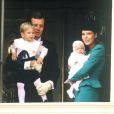  Andrea et Charlotte Casiraghi dans les bras de leurs parents Stefano Casiraghi et Caroline de Monaco au balcon du palais princier à Monaco le 19 novembre 1986. 
