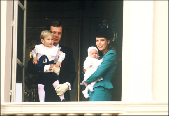 Andrea et Charlotte Casiraghi dans les bras de leurs parents Stefano Casiraghi et Caroline de Monaco au balcon du palais princier à Monaco le 19 novembre 1986.