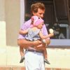 Charlotte Casiraghi dans les bras de son père Stefano Casiraghi en juin 1988