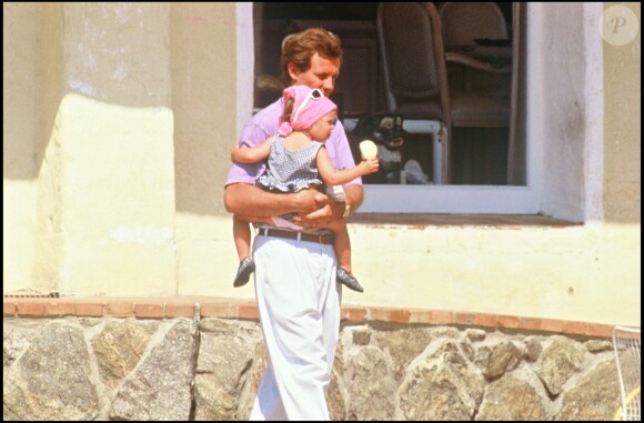 Charlotte Casiraghi dans les bras de son père Stefano Casiraghi en juin 1988