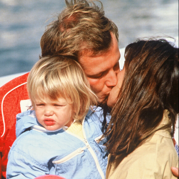 Charlotte Casiraghi dans les bras de sa mère la princesse Caroline de Monaco, qu'embrasse Stefano Casiraghi.