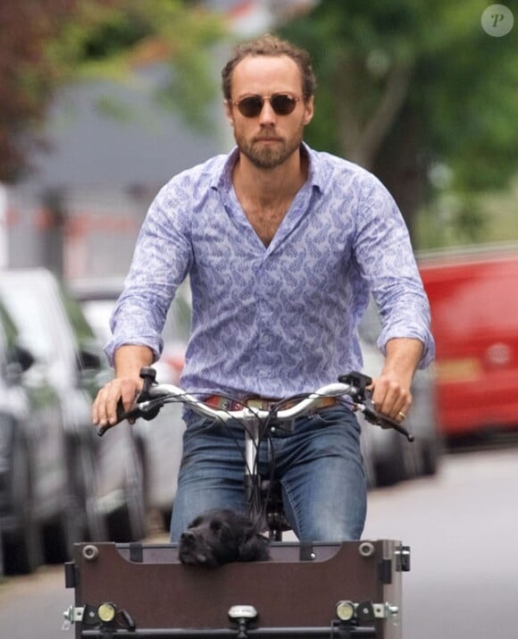 Exclusif - James Middleton et son petit chien se baladent en vélo-cargo à Londres, le 5 juin 2019.