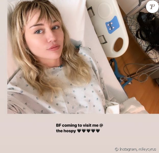 Miley Cyrus hospitalisée pour une amygdalite (8 octobre 2019) Petit selfie en chemise de nuit.
