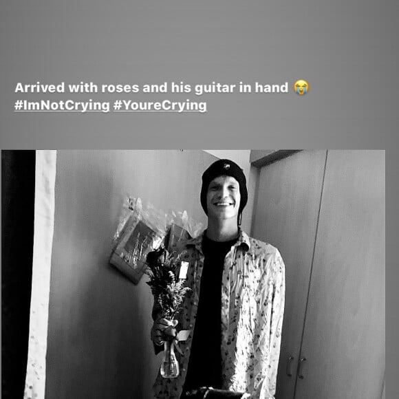 Miley Cyrus hospitalisée pour une amygdalite- 8 octobre 2019- Visite avec roses et guitare de son petit-ami, Cody Simpson.