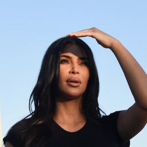 Kim Kardashian, Kourtney Kardashian et ses enfants Mason et Penelope Disick, visitent le mémorial dédié aux victimes du génocide arménien de Tsitsernakaberd en Arménie le 8 octobre 2019.
