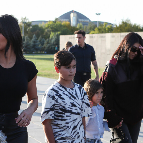 Kim Kardashian, Kourtney Kardashian et ses enfants Mason et Penelope Disick, visitent le mémorial dédié aux victimes du génocide arménien de Tsitsernakaberd en Arménie le 8 octobre 2019.