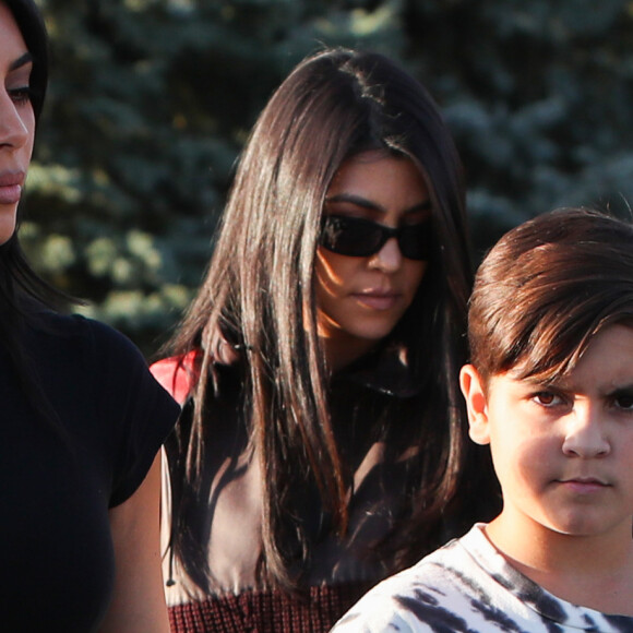 Kim Kardashian, Kourtney Kardashian et ses enfants Mason et Penelope Disick, visitent le mémorial dédié aux victimes du génocide arménien de Tsitsernakaberd en Arménie le 8 octobre 2019.