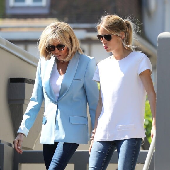 La première dame Brigitte Macron (Trogneux) et sa fille Tiphaine Auzière vont voter à la mairie du Touquet pour le second tour des législatives, au Touquet le 18 juin 2017. © Sébastien Valiela-Dominique Jacovides/Bestimage