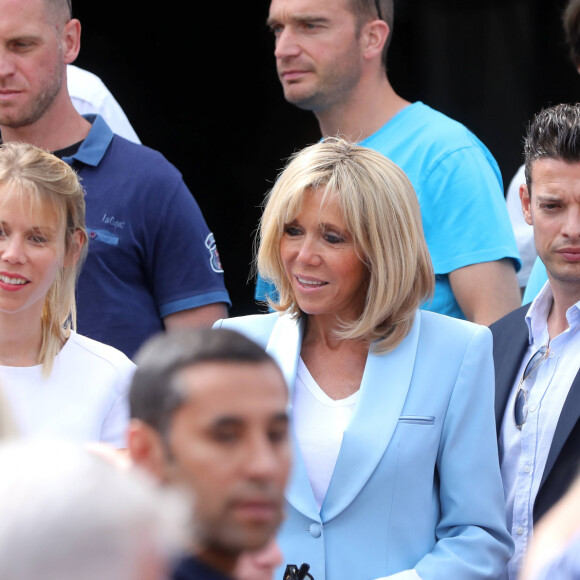 La première dame Brigitte Macron (Trogneux) et sa fille Tiphaine Auzière vont voter à la mairie du Touquet pour le second tour des législatives, au Touquet le 18 juin 2017. © Sébastien Valiela-Dominique Jacovides/Bestimage