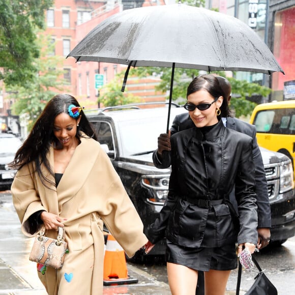 Bella Hadid et son amie Fanny Bourdette-Donon à New York, le 9 octobre 2019.