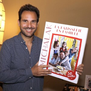 Christophe Michalak pose avec son nouveau livre "La pâtisserie en famille" à Paris le 9 octobre 2019. © Cédric Perrin/Bestimage