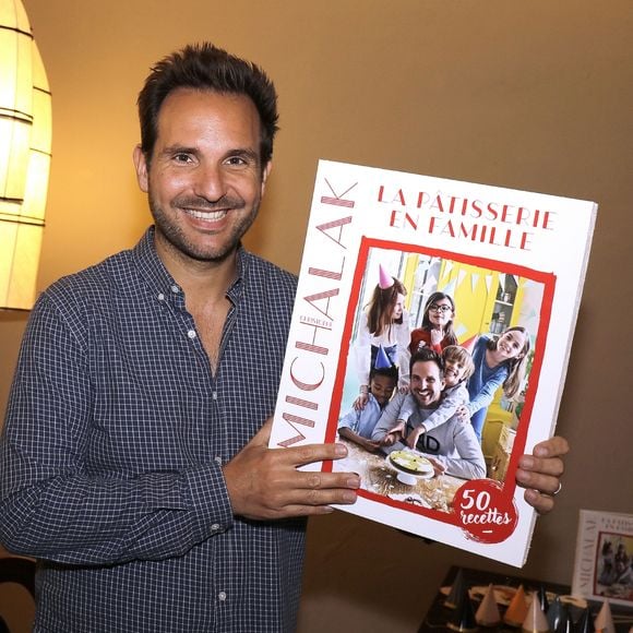 Christophe Michalak pose avec son nouveau livre "La pâtisserie en famille" à Paris le 9 octobre 2019. © Cédric Perrin/Bestimage