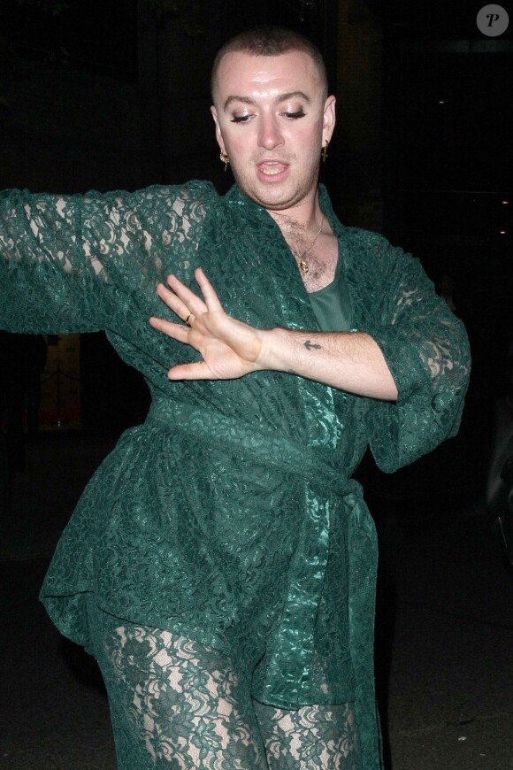 Exclusif - Sam Smith danse dans la rue à la sortie de la soirée Attitude Magazine Awards 2019 à Londres, le 9 octobre 2019