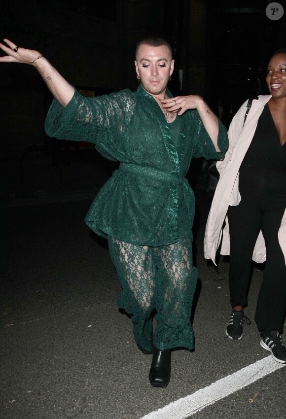 Exclusif - Sam Smith danse dans la rue à la sortie de la soirée Attitude Magazine Awards 2019 à Londres, le 9 octobre 2019