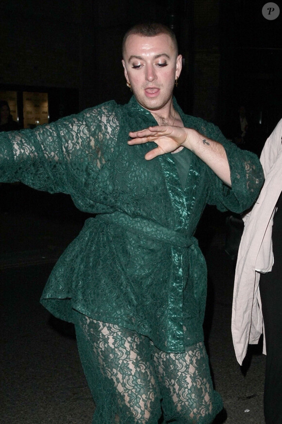 Exclusif - Sam Smith danse dans la rue à la sortie de la soirée Attitude Magazine Awards 2019 à Londres, le 9 octobre 2019