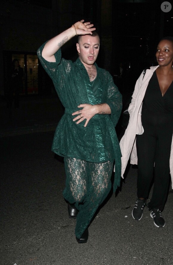 Exclusif - Sam Smith danse dans la rue à la sortie de la soirée Attitude Magazine Awards 2019 à Londres, le 9 octobre 2019