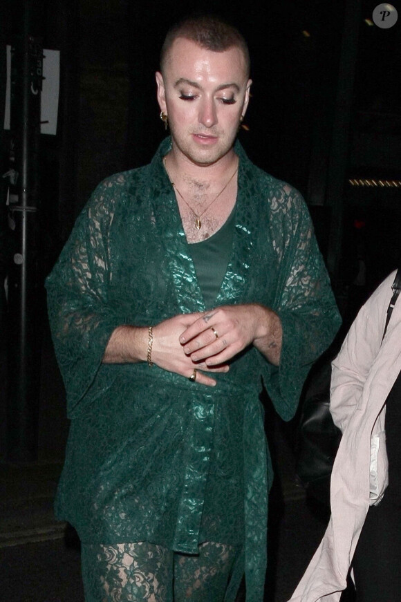 Exclusif - Sam Smith danse dans la rue à la sortie de la soirée Attitude Magazine Awards 2019 à Londres, le 9 octobre 2019