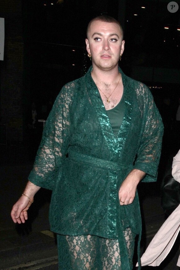 Exclusif - Sam Smith danse dans la rue à la sortie de la soirée Attitude Magazine Awards 2019 à Londres, le 9 octobre 2019